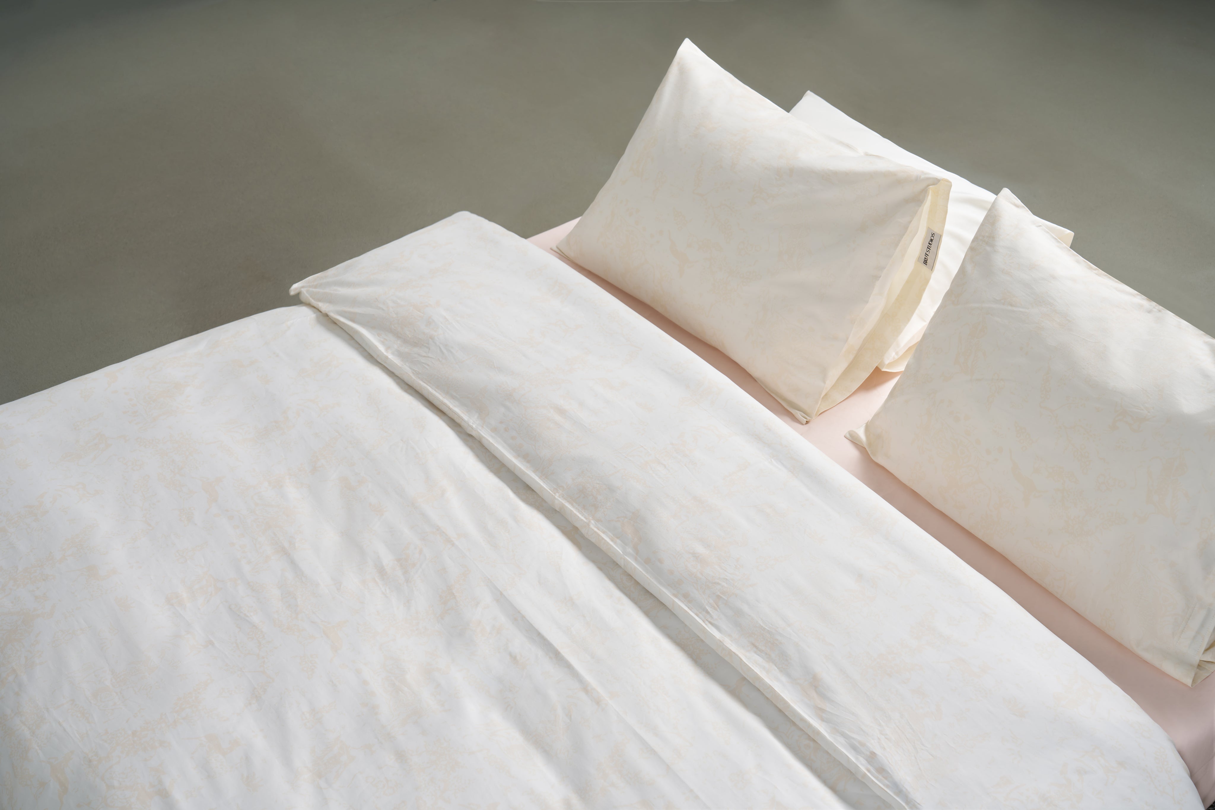 Fresco Hunt sateen bedding, bedroom lifestyle setting